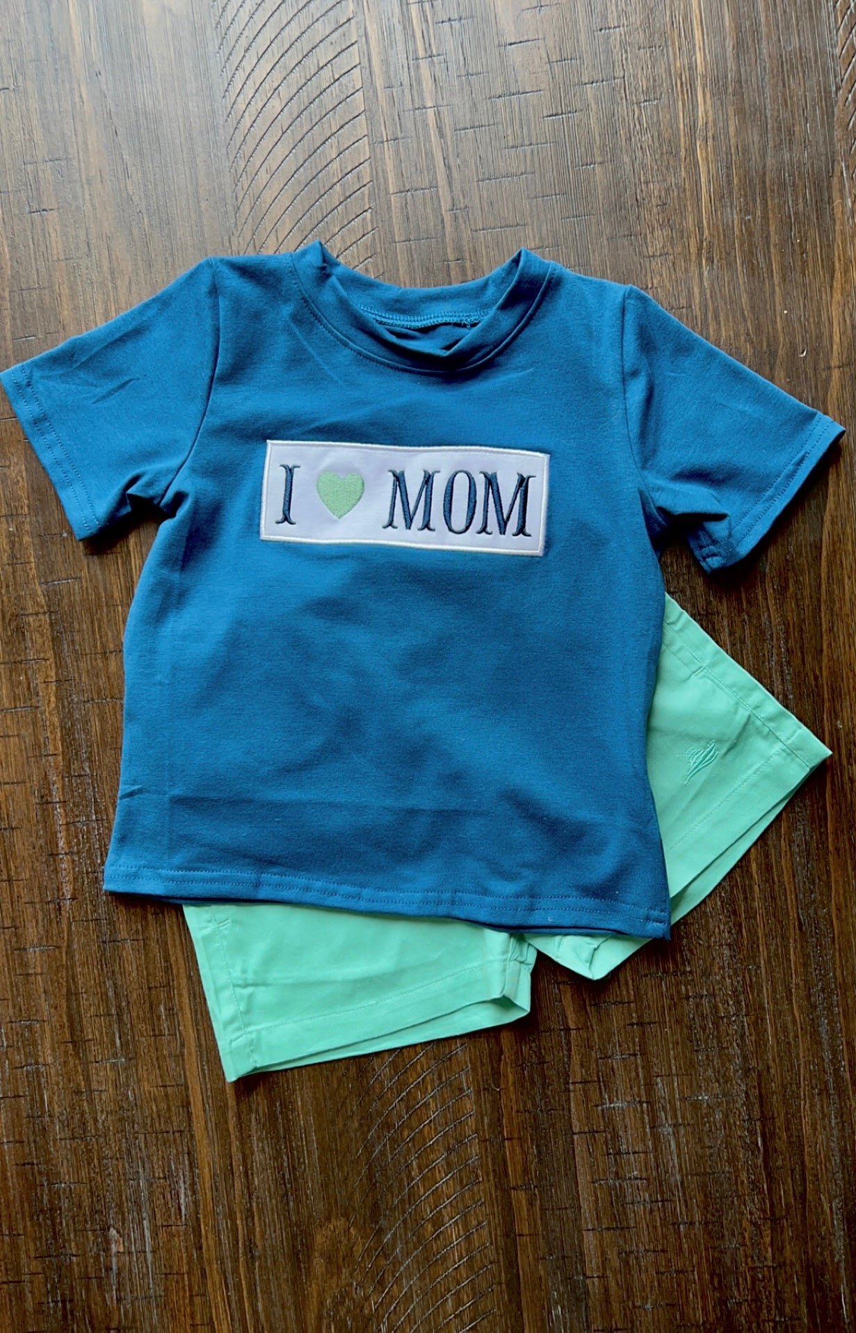 I 💙 MOM shirt